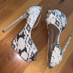Steve Madden SnakeSkin Pump
